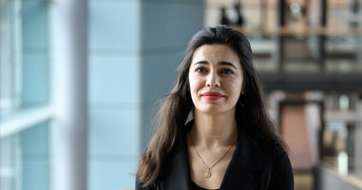 Gazelle Sharmahd, Tochter des im Iran hingerichteten Deutsch-Iraners Jamshid Sharmahd im Deutschen Bundestag.
