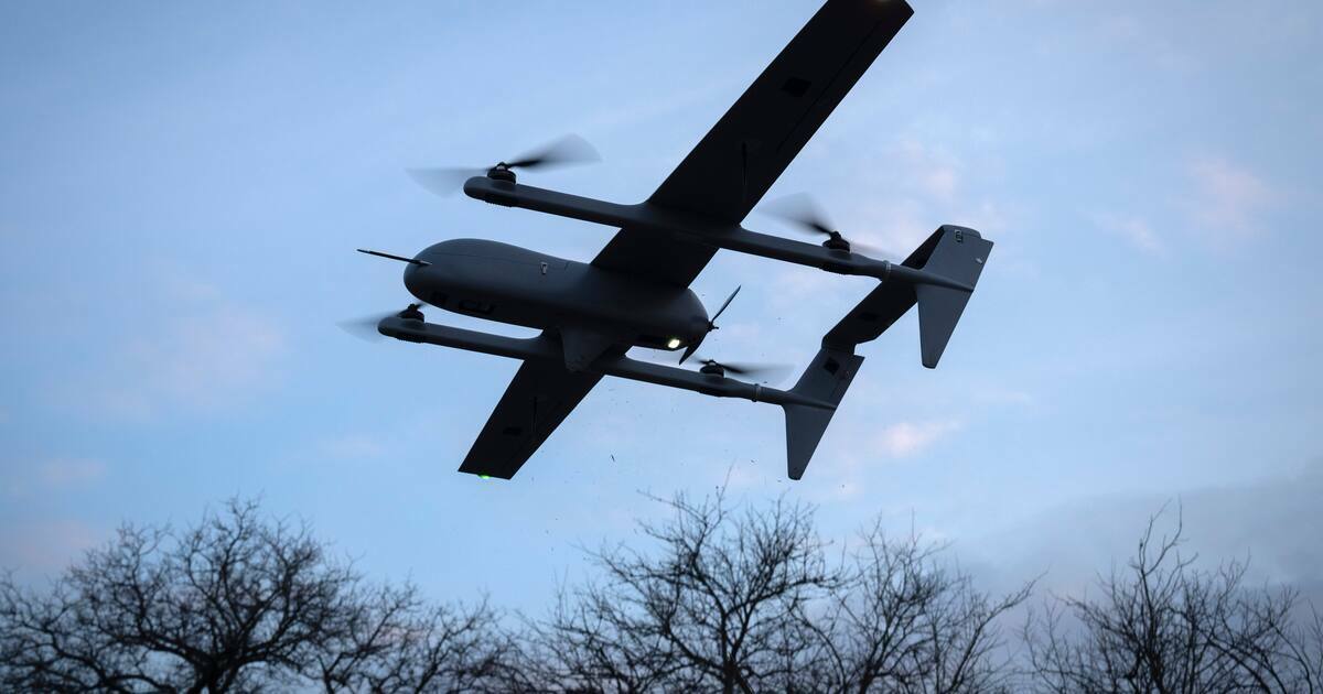 Eine Drohne fliegt am Himmel in der Ukraine (Symbolfoto).