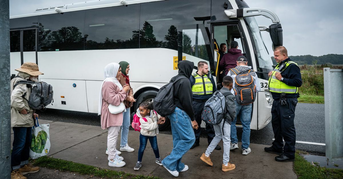Asielzoekers worden met bussen tussen Ter Apel en de noodopvang vervoerd.