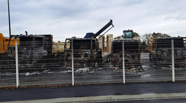 Charente : des engins incendiés contre les méga-bassines