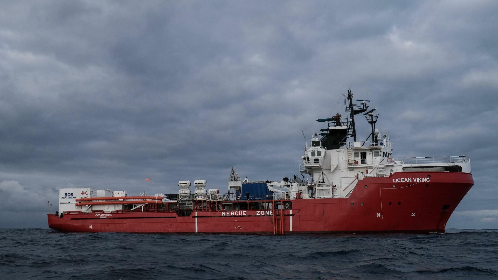 Das Rettungsschiff mit rotem Bug im Meer unter einem bewölkten Himmel.  