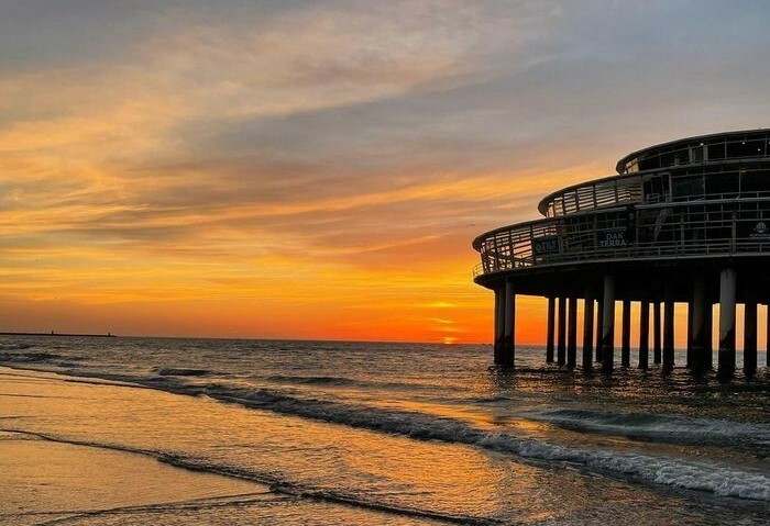 Sonnenuntergang am Strand von Scheveningen.
Dieses Foto habe ich eben zufällig im Internet gefunden und erinnere mich gern an Scheveningen.