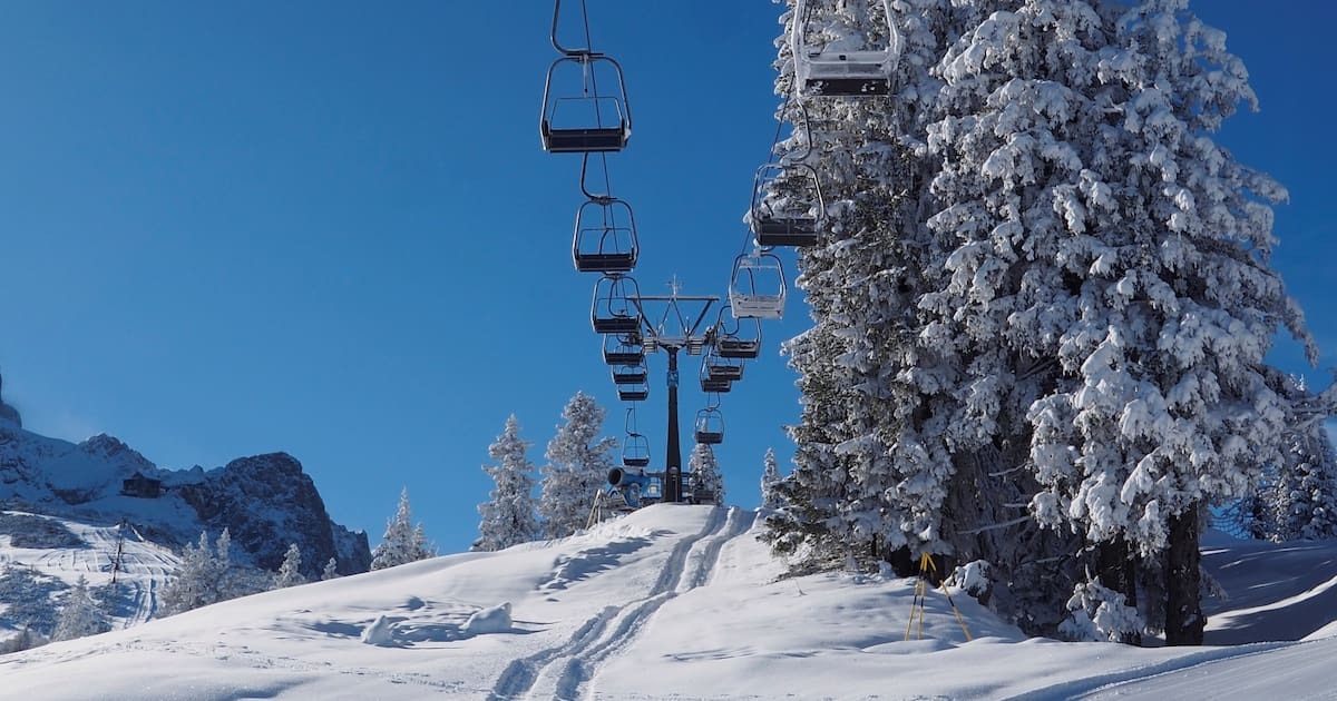 Noch ist er nicht geöffnet: Ein leerer Sessellift im Skigebiet von Garmisch-Partenkirchen.