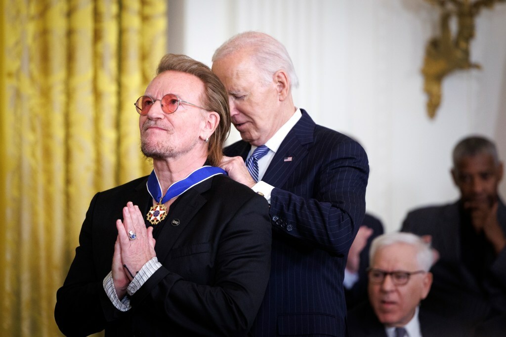 Joe Biden Awards Medal Of Freedom: Denzel Washington Gives POTUS A Hug, Hillary Clinton Gets A Standing Ovation And Bono Delivers A Quip Joe Biden Awards Medal Of Freedom: Denzel Washington Gives POTUS A Hug, Hillary Clinton Gets A Standing Ovation And Bono Delivers A Quip