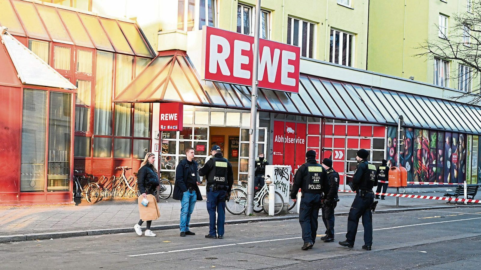 Ort des Grauens: Vor diesem Supermarkt in der Sömmeringstraße in Charlottenburg stach ein 30 Jahre alter Syrer zwei Passanten nieder Ort des Grauens: Vor diesem Supermarkt in der Sömmeringstraße in Charlottenburg stach ein 30 Jahre alter Syrer zwei Passanten nieder