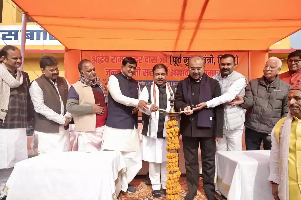 BJP State President and Bihar's Revenue and Land Reforms Minister, Dr. Dilip Jaiswal, performing rituals during the tribute ceremony.