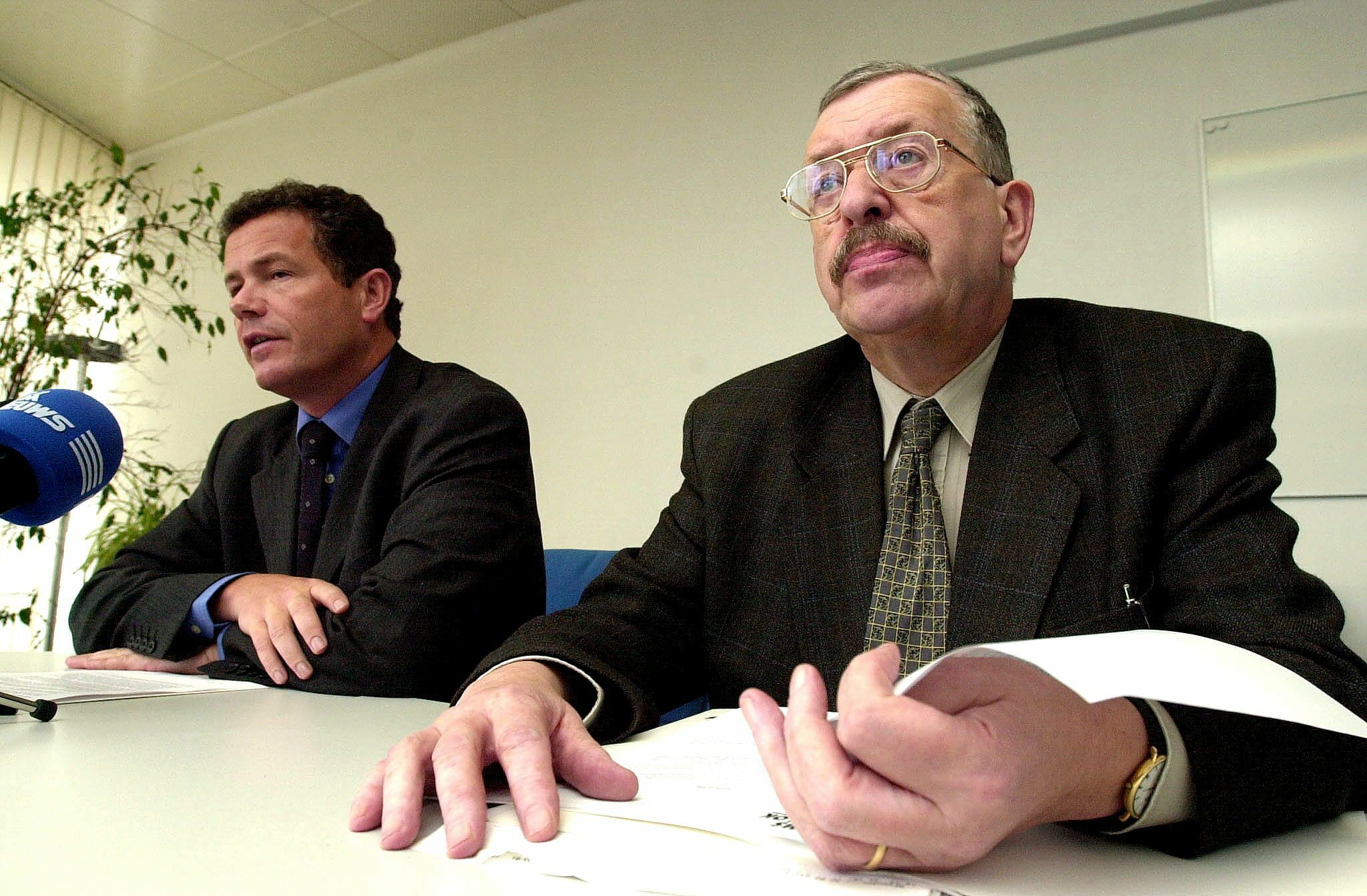 BRU02 - 20010306 - BRUSSELS, BELGIUM: Vlaams Blok's senate member Roeland Raes (R) and Chairman Frank Vanhecke (L) pictured during a news conference, on Monday 5 March 2001, in Brussels. Raes announced his resignation as Vlaams Blok senator after a comment on the holocaust during a Dutch TV program two weeks ago. 
BELGA PHOTO HERWIG VERGULT