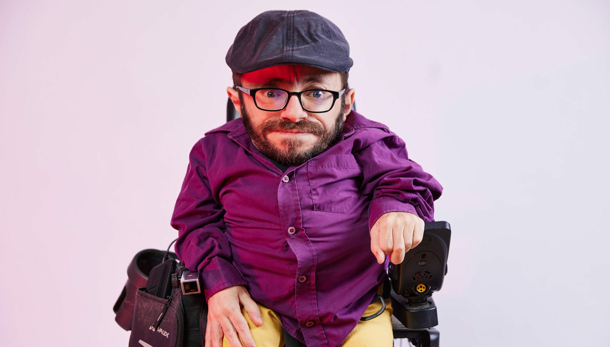 Raul Krauthausen setzt sich mit Humor und unermüdlichem Engagement seit über 20 Jahren für die Rechte von Menschen mit Behinderungen ein. Für seine Arbeit erhielt er unter anderem das Bundesverdienstkreuz. Foto: Anna Spindelndreier.