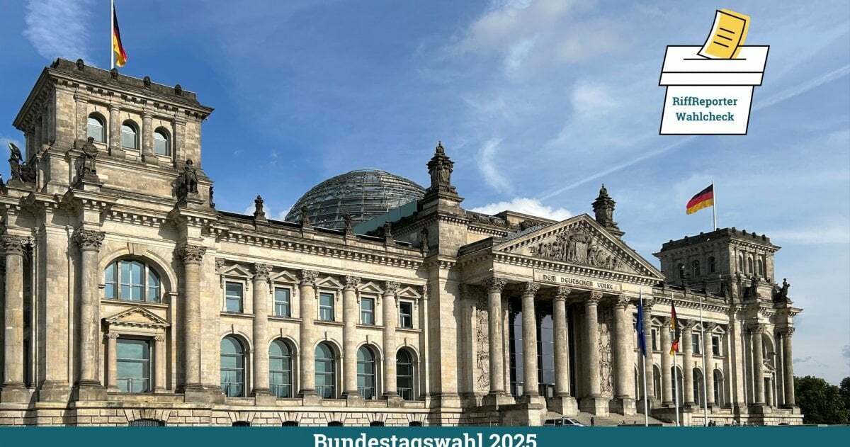 Die sonnenbeschienene Westseite des Reichstagsgebäudes. Der Giebel über dem Eingang trägt die Inschrift „Dem deutschen Volke“. Auf den Ecktürmen weht die schwarz-rot-goldene Bundesflagge. Rechts oben im Fotoist eine Grafik mit einer stilisierten Wahlurne und der Aufschrift Riffreporter Wahlcheck eingefügt.