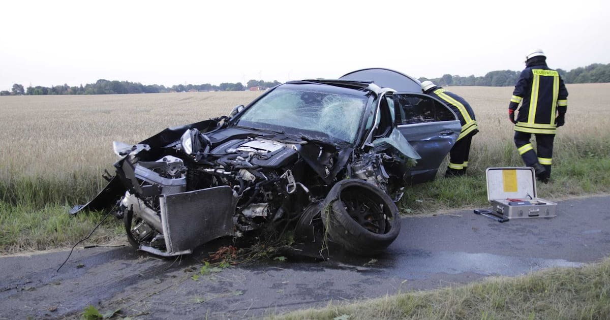 Der zerstörte Mercedes AMG auf dem Radweg an der B96a zwischen Schildow und Schönfließ. Zwei Frauen sind bei diesem Unfall ums Leben gekommen.