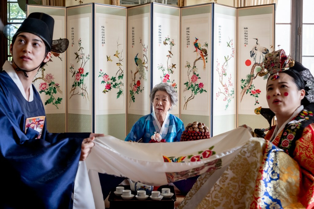 Han Gi-chan, Youn Yuh-jung and Kelly Marie Tran in 'The Wedding Banquet'
