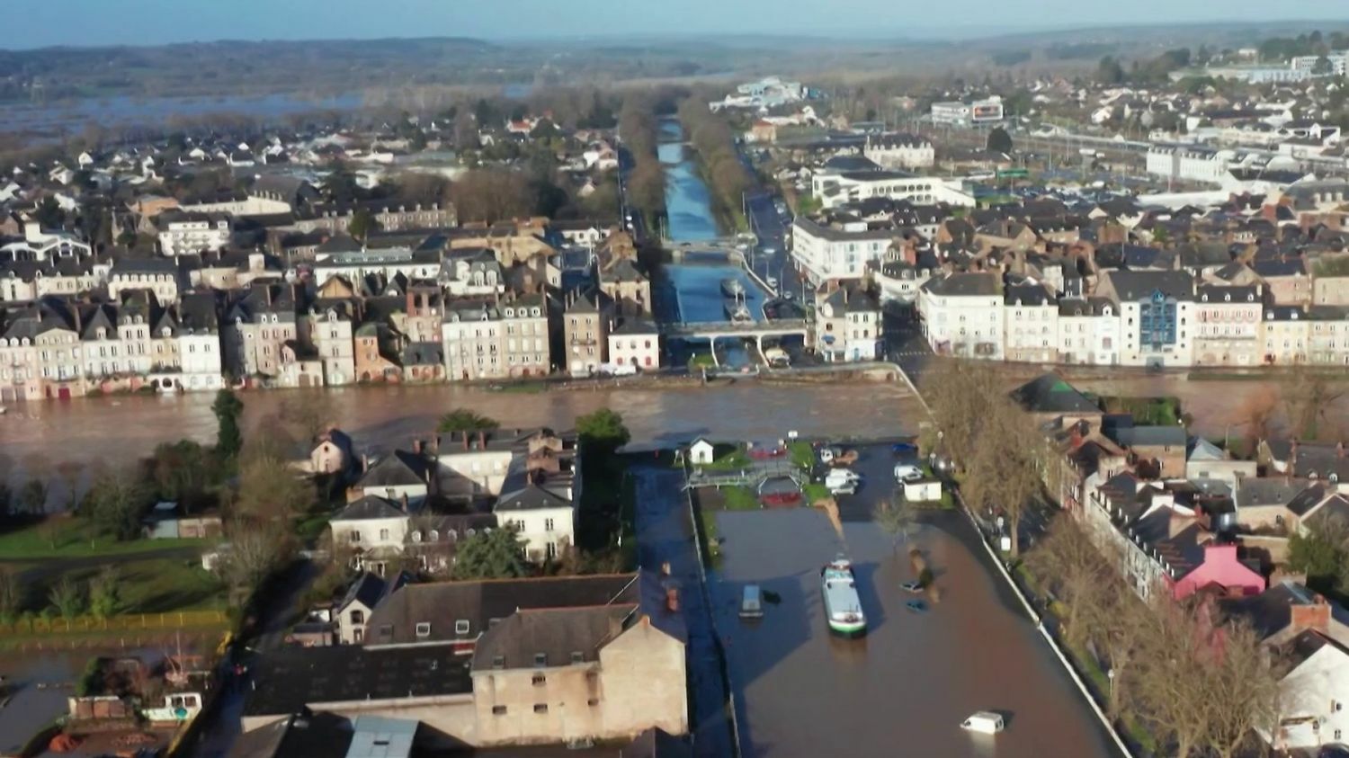 Les images des crues, des villes de l’ouest inondées vues du ciel, sont spectaculaires. L'eau qui monte isole les communes et coupe les routes.