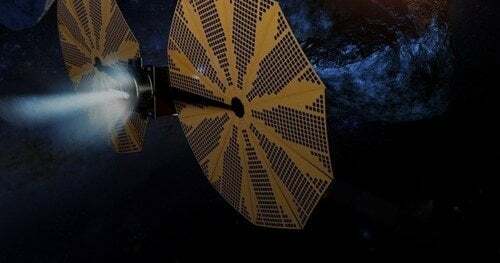 Raumsonde beschleunigt auf einen Asteroiden zu. Im Hintergrund sind mehrere Asteroiden zu sehen.