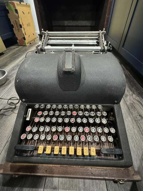 What’s My Typewriter Worth? | Found this while clearing out my wife’s grandfathers basement , it’s all in Chinese  | Facebook
