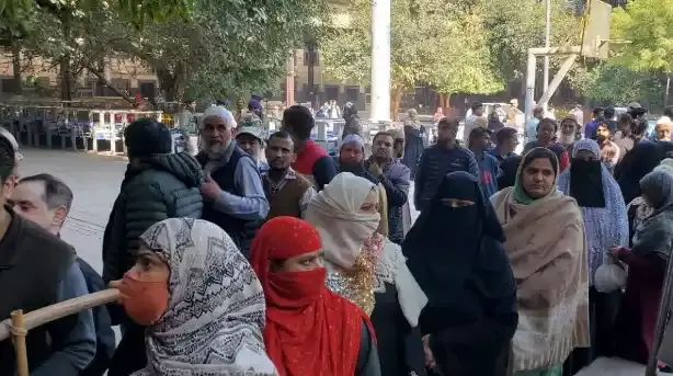 दिल्ली विधानसभा चुनाव 2025: एग्जिट पोल्स में बीजेपी की संभावित जीत, आप ने खारिज किए अनुमान।