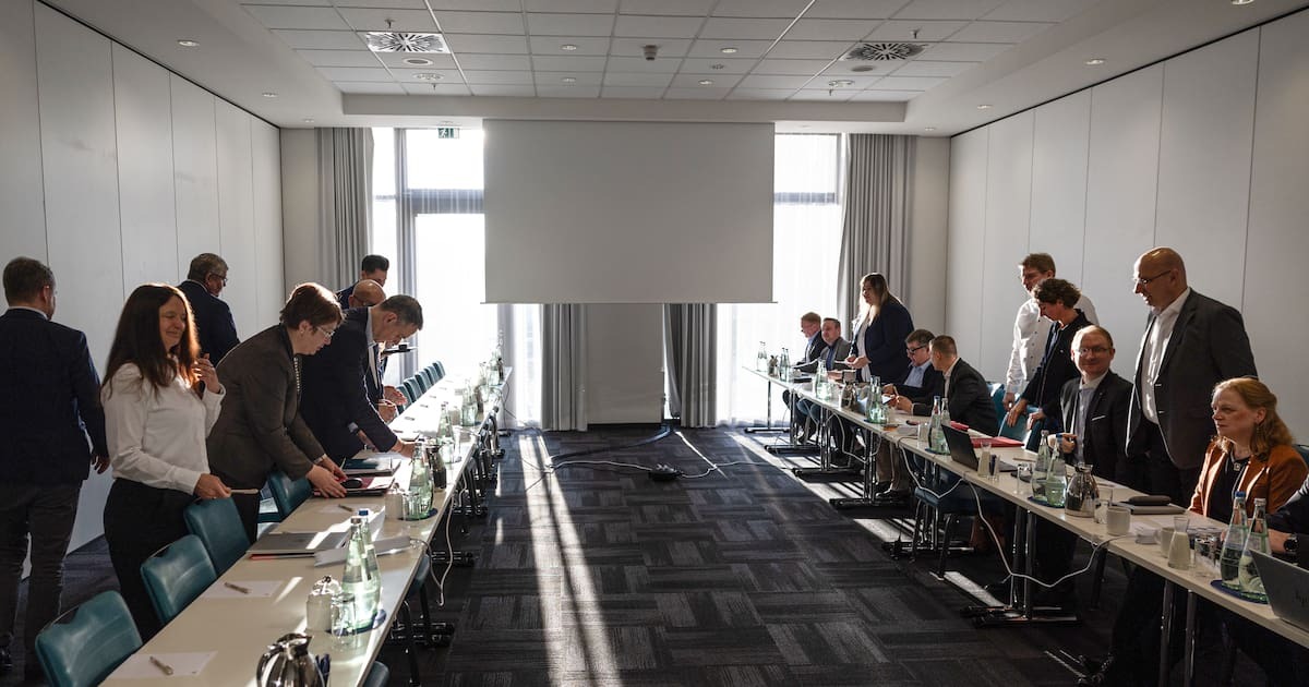 Die Verhandlungsteams der Deutschen Bahn und der EVG treffen sich in einem Raum in einem Hotel in Berlin.