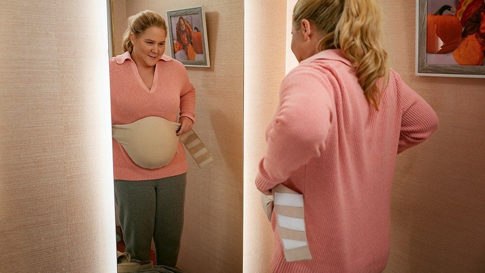 Kinda Pregnant. Amy Schumer as Lainy in Kinda Pregnant. Cr. Spencer Pazer/Netflix © 2024.