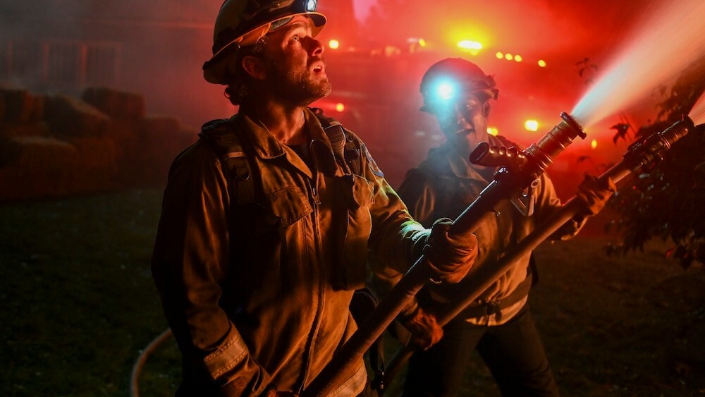 “Coming in Hot” – With the Chezem Valley fire blazing out of control, Bode and Audrey must find a way to save themselves; Manny risks his freedom for his missing daughter; and Eve tries to protect her father (Phil Morris) and their family’s ranch, on FIRE COUNTRY, Friday, Jan. 31 (9:00-10:00 PM, ET/PT) on the CBS Television Network, and streaming on Paramount+ (live and on-demand for Paramount+ with SHOWTIME subscribers, or on-demand for Paramount+ Essential subscribers the day after the episode airs)*. Series star Kevin Alejandro directed the episode.  Pictured (L-R): Max Thieriot as Bode Leone and Jules Latimer as Eve Edwards.  Photo: Sergei Bachlakov/CBS ©2024 CBS Broadcasting, Inc. All Rights Reserved.