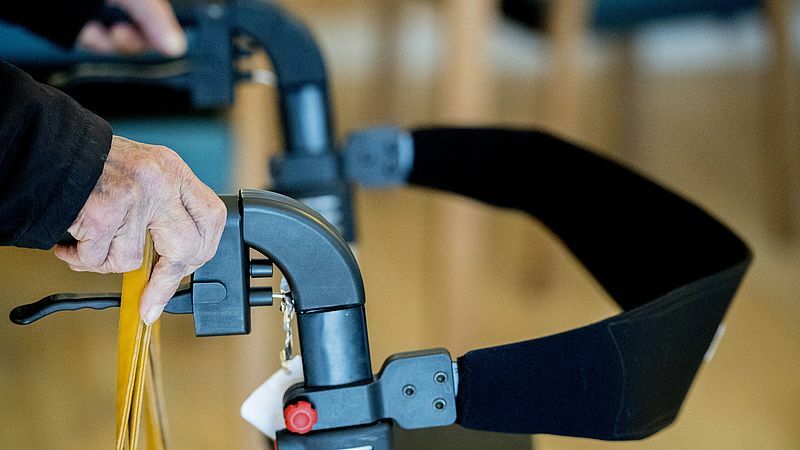 Hoe kan 'mensonterende' zorg zoals in Amsterdams verpleeghuis voorkomen worden? 'Uitstroom van personeel moet stoppen'