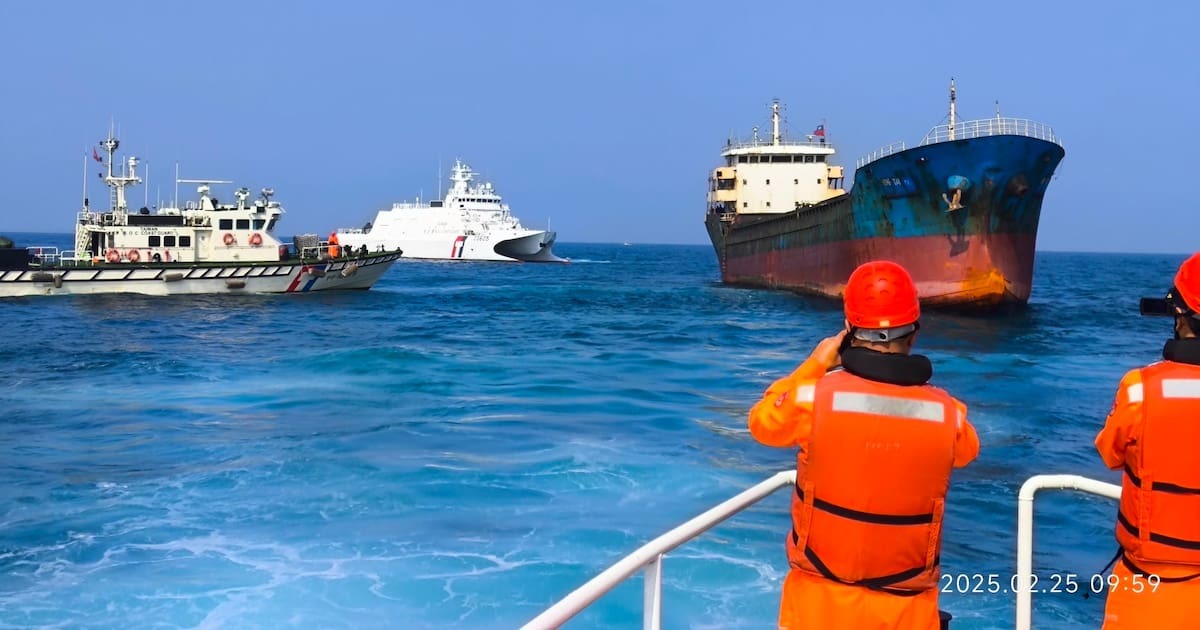 Auf einem von der taiwanischen Küstenwache zur Verfügung gestellten Foto ist das unter der Flagge Togos fahrende Frachtschiff „Hongtai“ (r) neben Schiffen der Küstenwache zu sehen. Nach einem Schaden an einem Unterseekabel wurde das Schiff von den Behörden in den Hafen von Tainan für weitere Ermittlungen eskortiert. 
