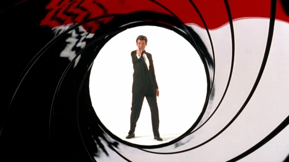 THE WORLD IS NOT ENOUGH, Pierce Brosnan as James Bond in opening credits gunbarrel sequence, 1999. © United Artists / courtesy Everett Collection