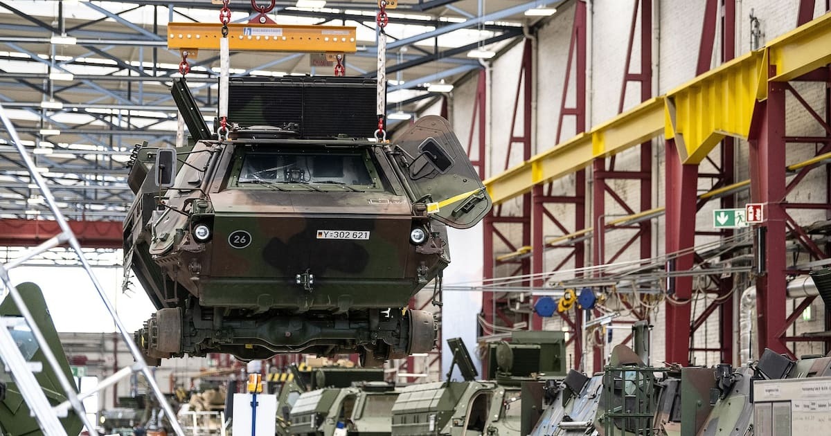 Ein Panzer schwebt in der Fertigungshalle.