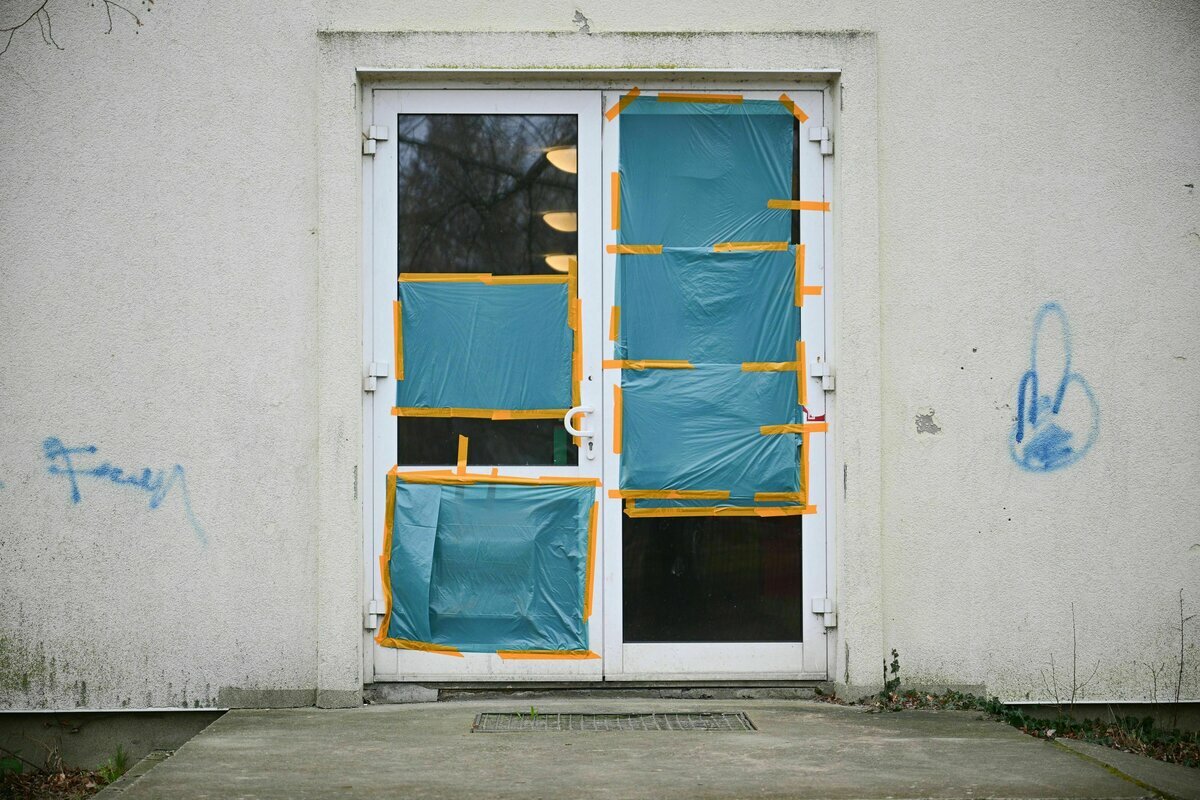 Eine Glastür ist mit Planen abgeklebt