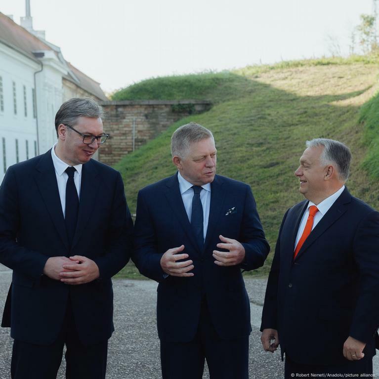 From left: Aleksandar Vucic of Serbia, Robert Fico of Slovakia and Viktor Orban of Hungary at a trilateral summit on irregular migration in Slovakia last October. | Image: Robert Nemeti/Anadolu/picture alliance