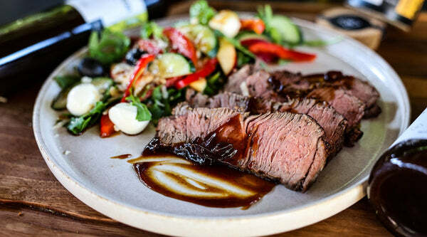 Roastbeef auf dem Grill mit Beilagensalat