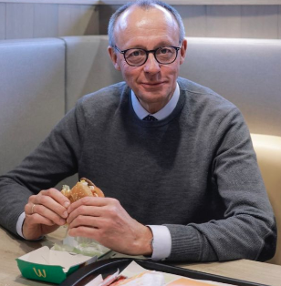 Friedrich McMerz im Wahlkampf bei einer amerikanischen Fastfood-Kette