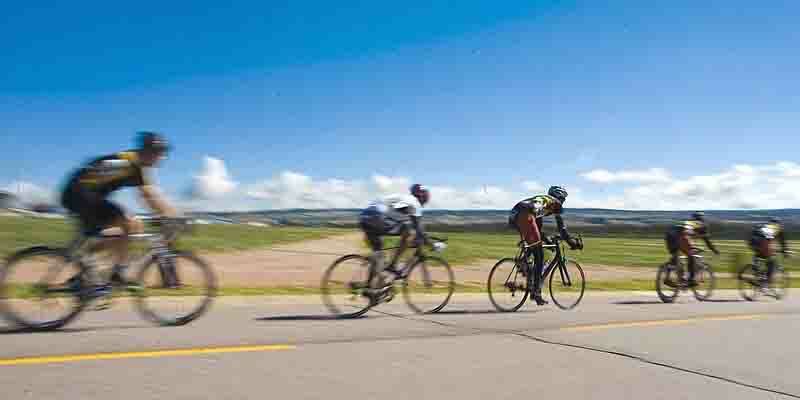 Radfahrer rasen am 20. Mai 2011 im Olympic Training Center die Strasse hinunter.