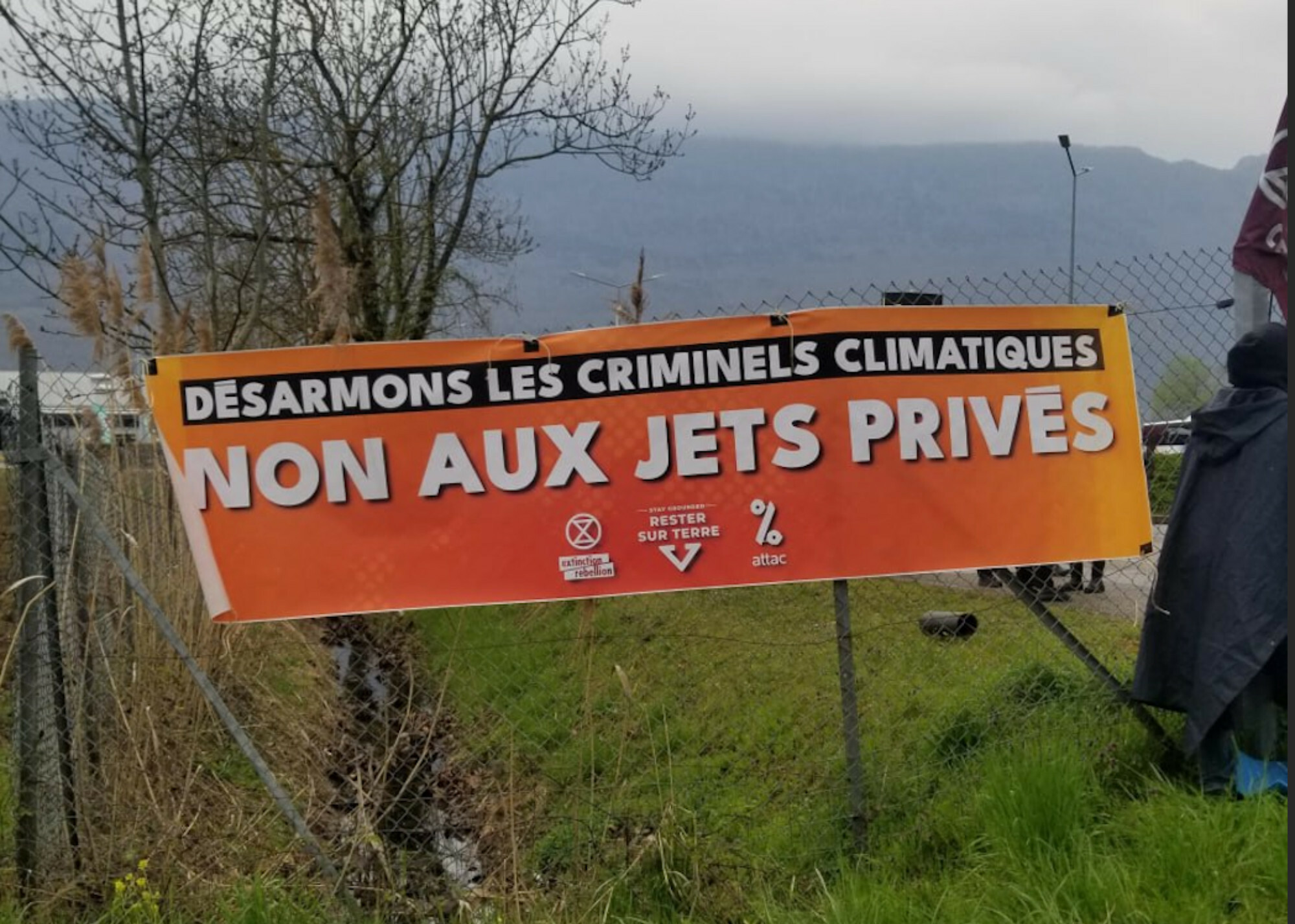 [Blocage en cours] à l’aéroport de Chambéry par des activistes climat

ce samedi 29 mars 2025, une centaine de militant·es sont venu·es de toute la France pour bloquer l’aéroport de Chambéry Savoie Mont-Blanc. Cette action non-violente, à l’initiative de l’association At...

https://france.attac.org/se-mobiliser/criminels-climatiques/article/blocage-en-cours-a-l-aeroport-de-chambery-par-des-activistes-climat