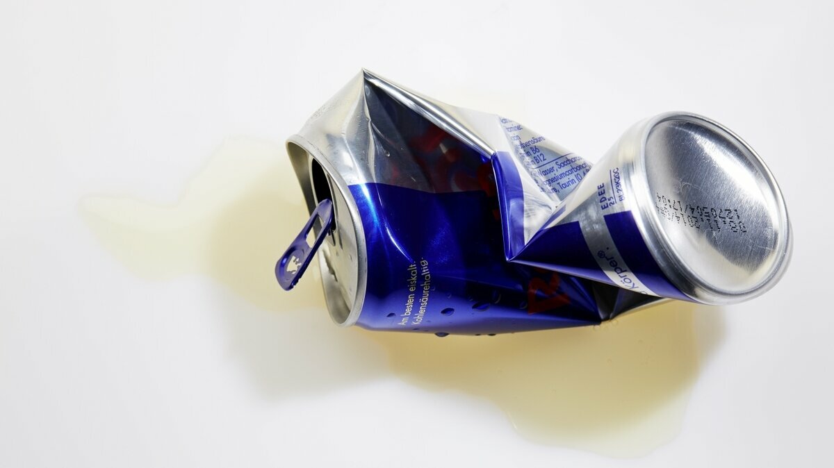 Eine leere und zerdrückte Red-Bull-Getränkedose