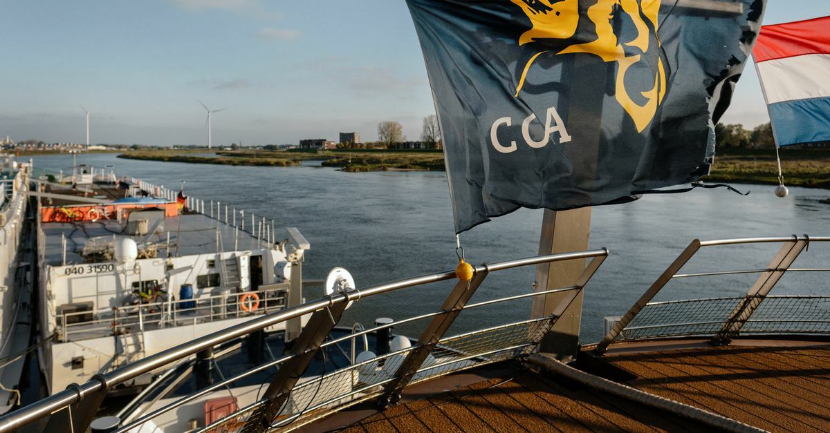 Een opvangboot van het COA aan de Rijnkade in Arnhem.