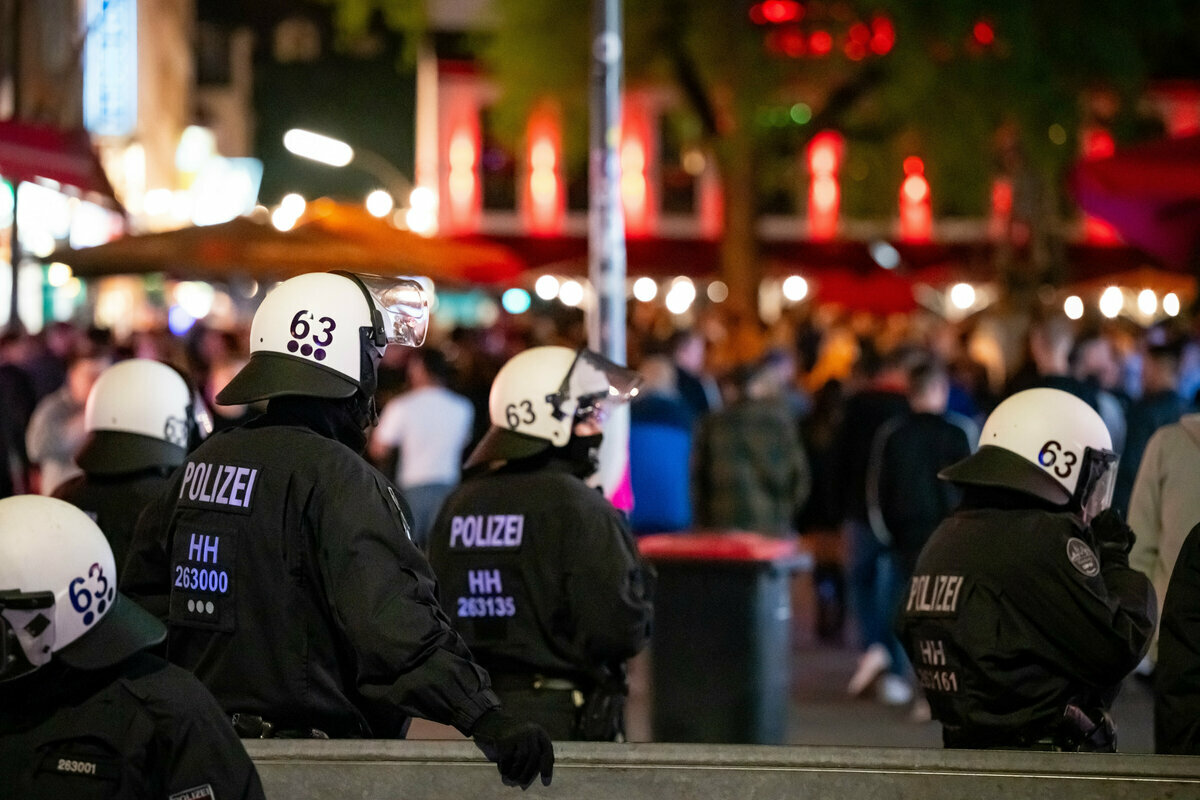 Polizisten beobachten eine Menschenmenge