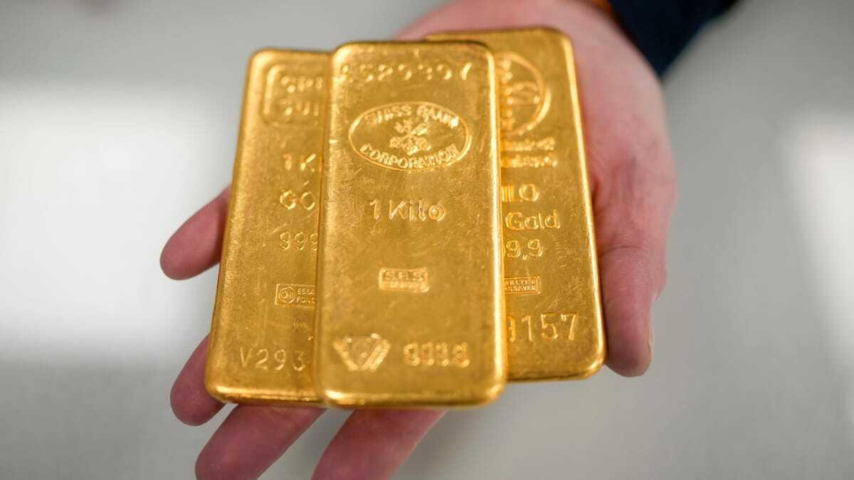Three 1kg gold bars. | Christopher Furlong/Getty Images