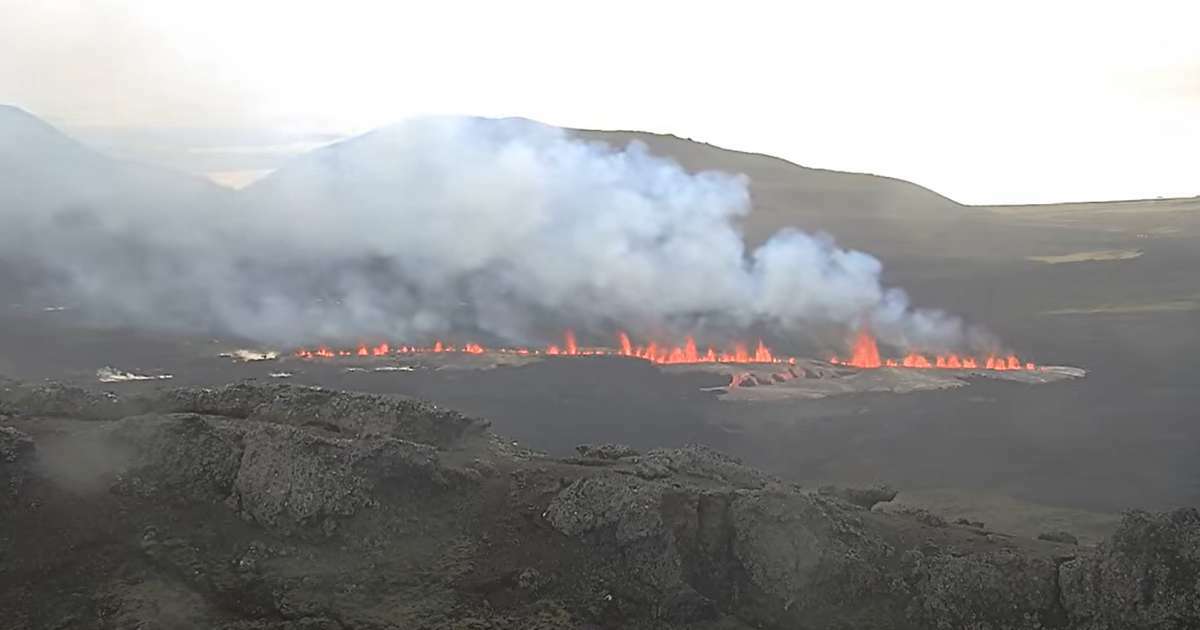 The eruption of 1 April 2025, just after it began