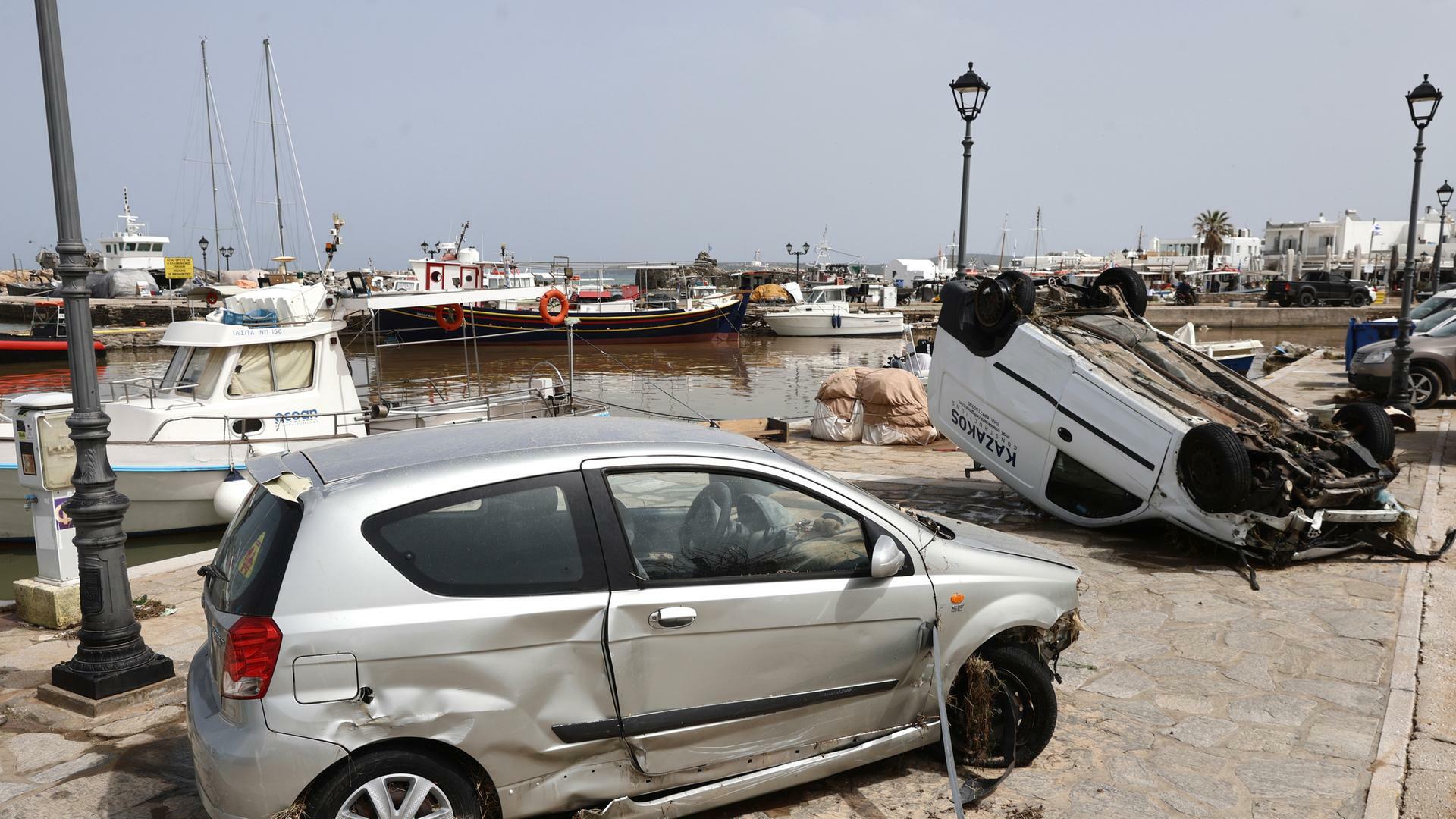 Am Hafen von Naoussa auf Paros liegen schwer beschädigte Autos.