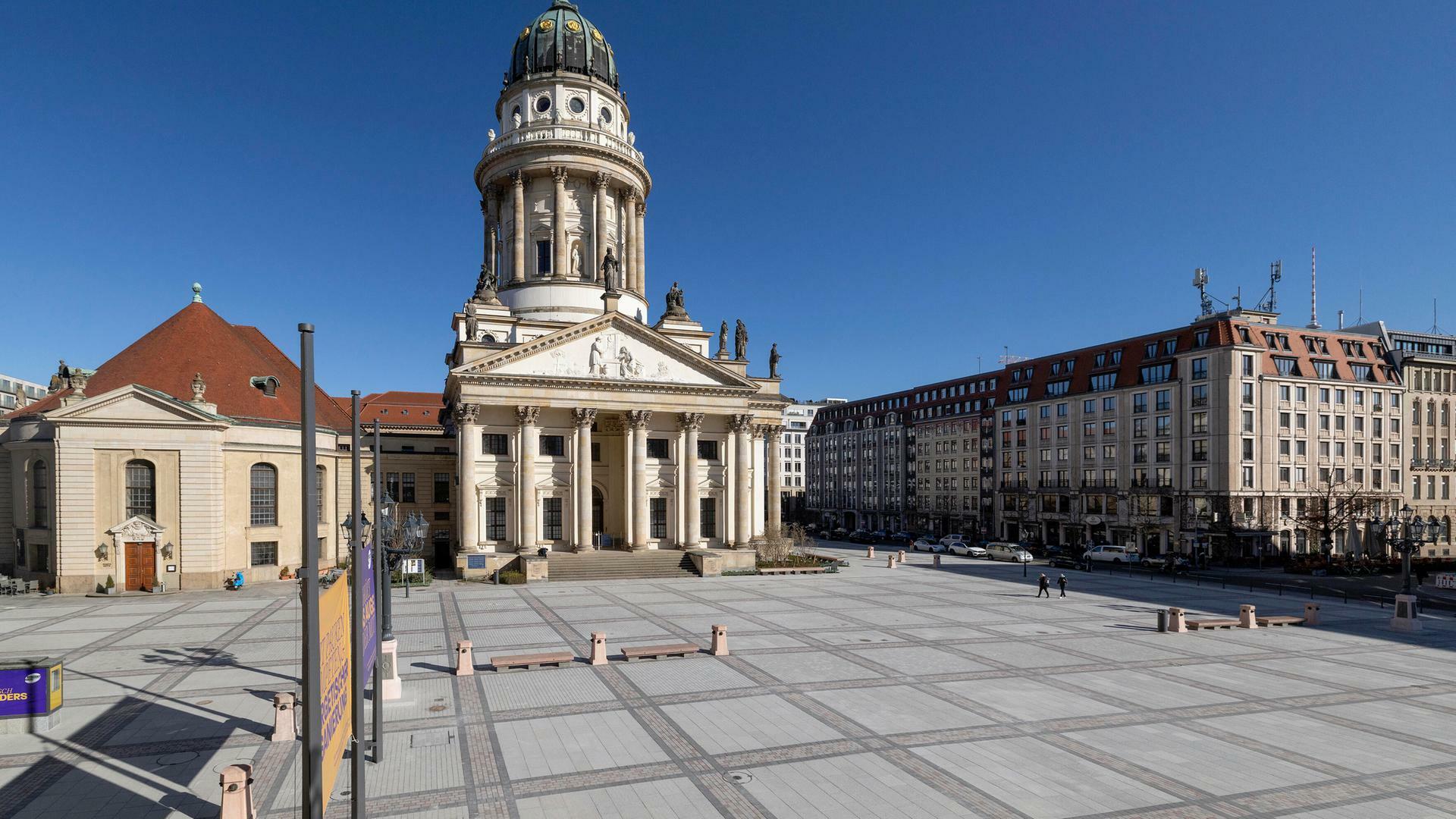 Blick auf den leeren Gendarmenmarkt, der voll in der Sonne liegt