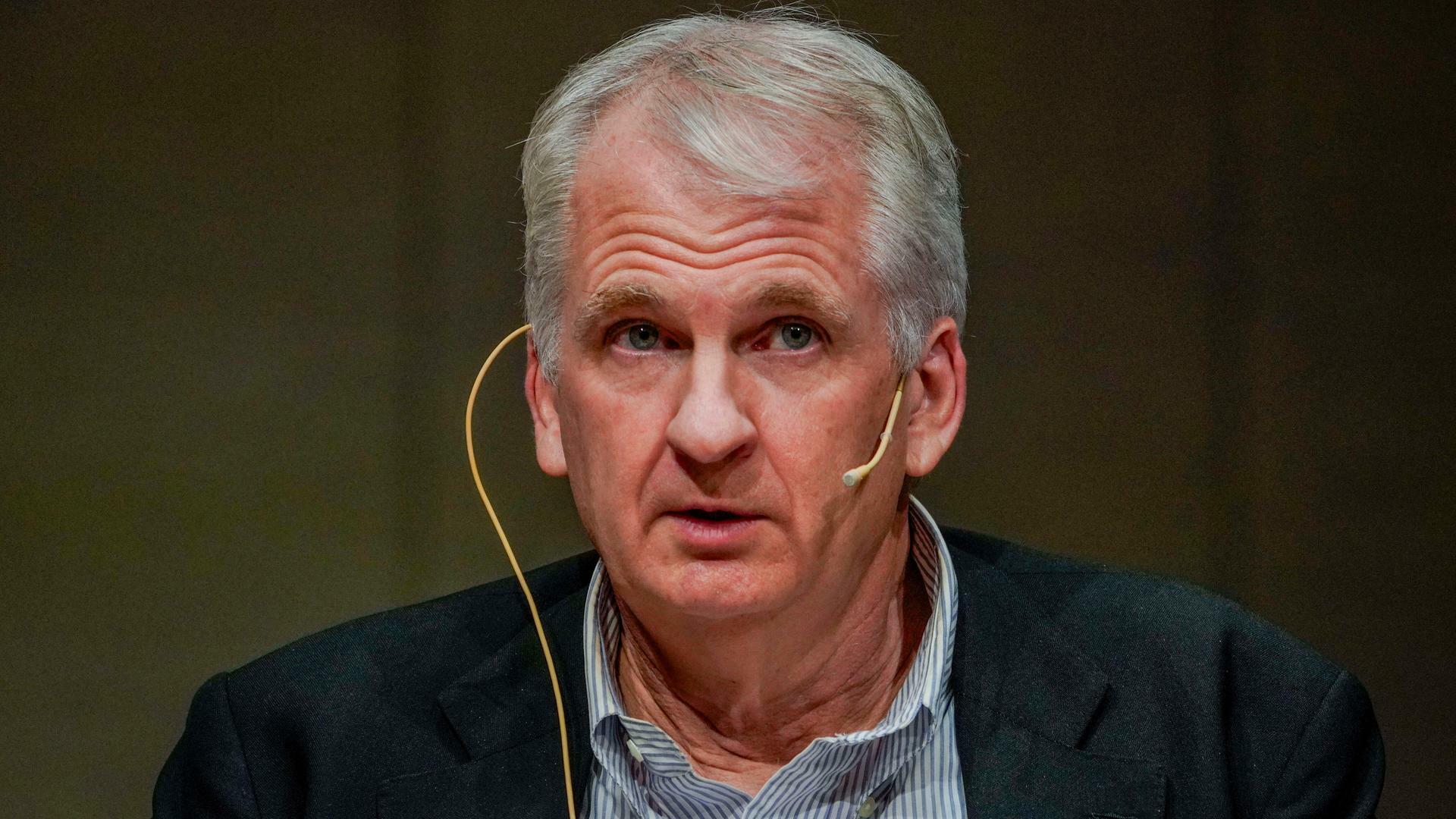 Historiker Timothy Snyder bei einer Diskussionsveranstaltung mit kleinem Mikrophon am Kopf