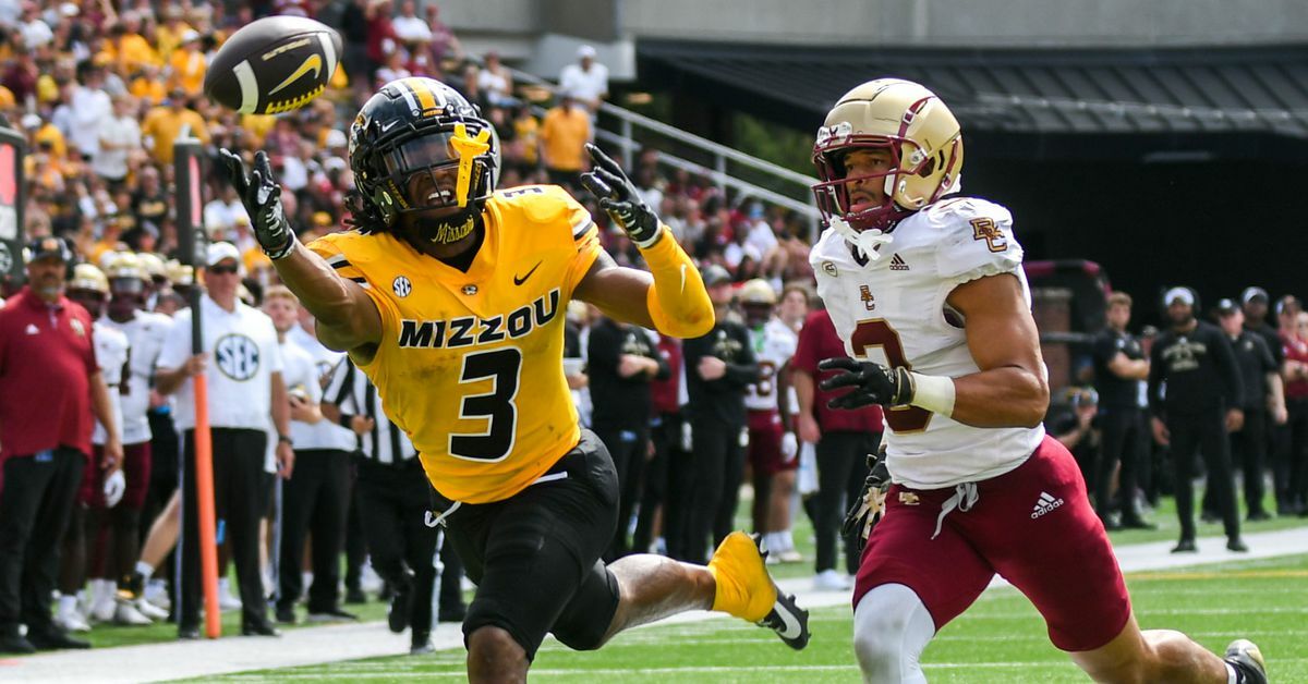 Luther Burden trying to catch a pass