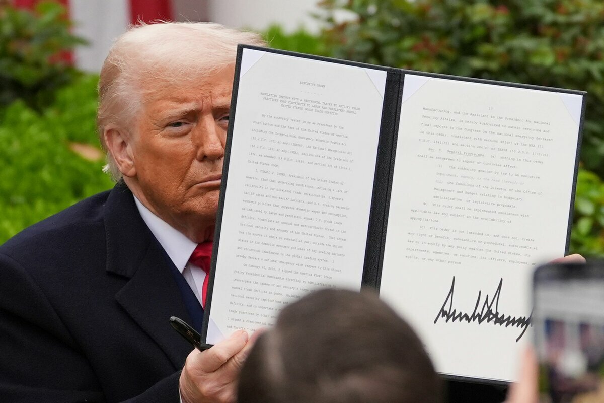 US-Präsident Donald Trump hält eine unterzeichnete Anordnung während einer Veranstaltung zur Ankündigung neuer Zölle im Rosengarten des Weißen Hauses.