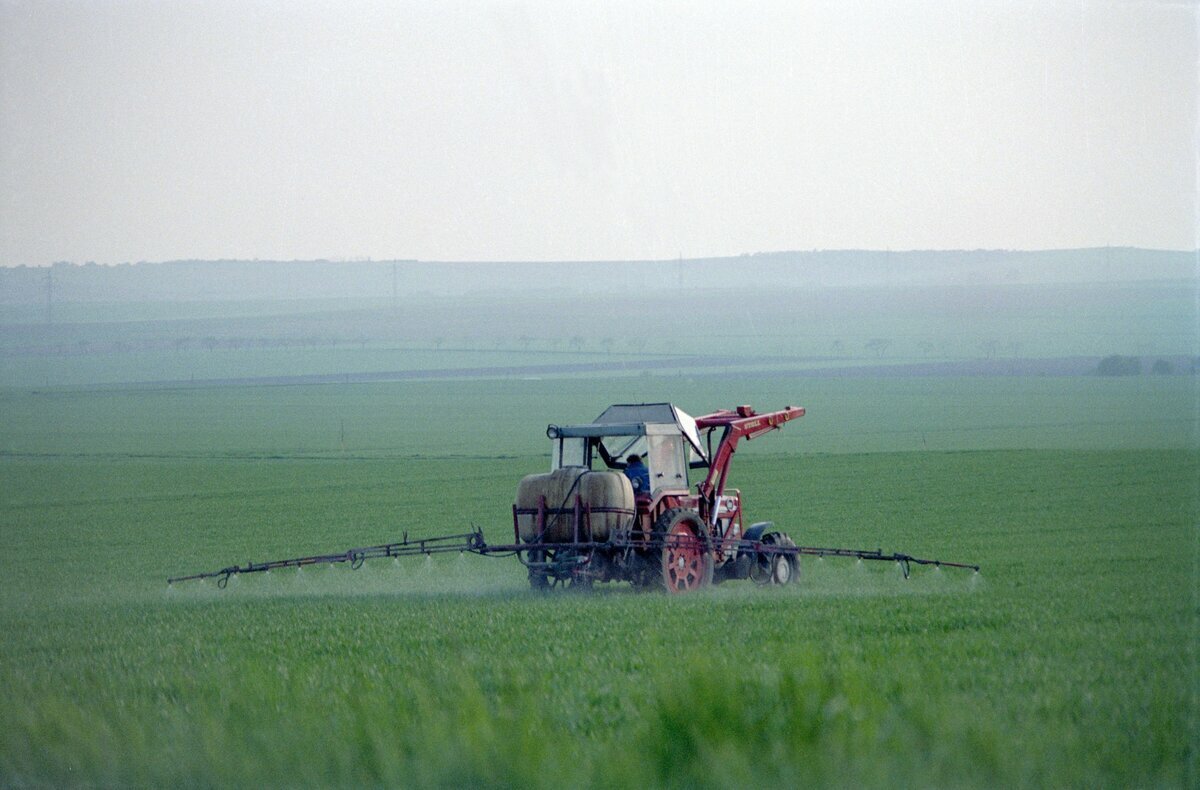Ein Traktor auf einem Feld