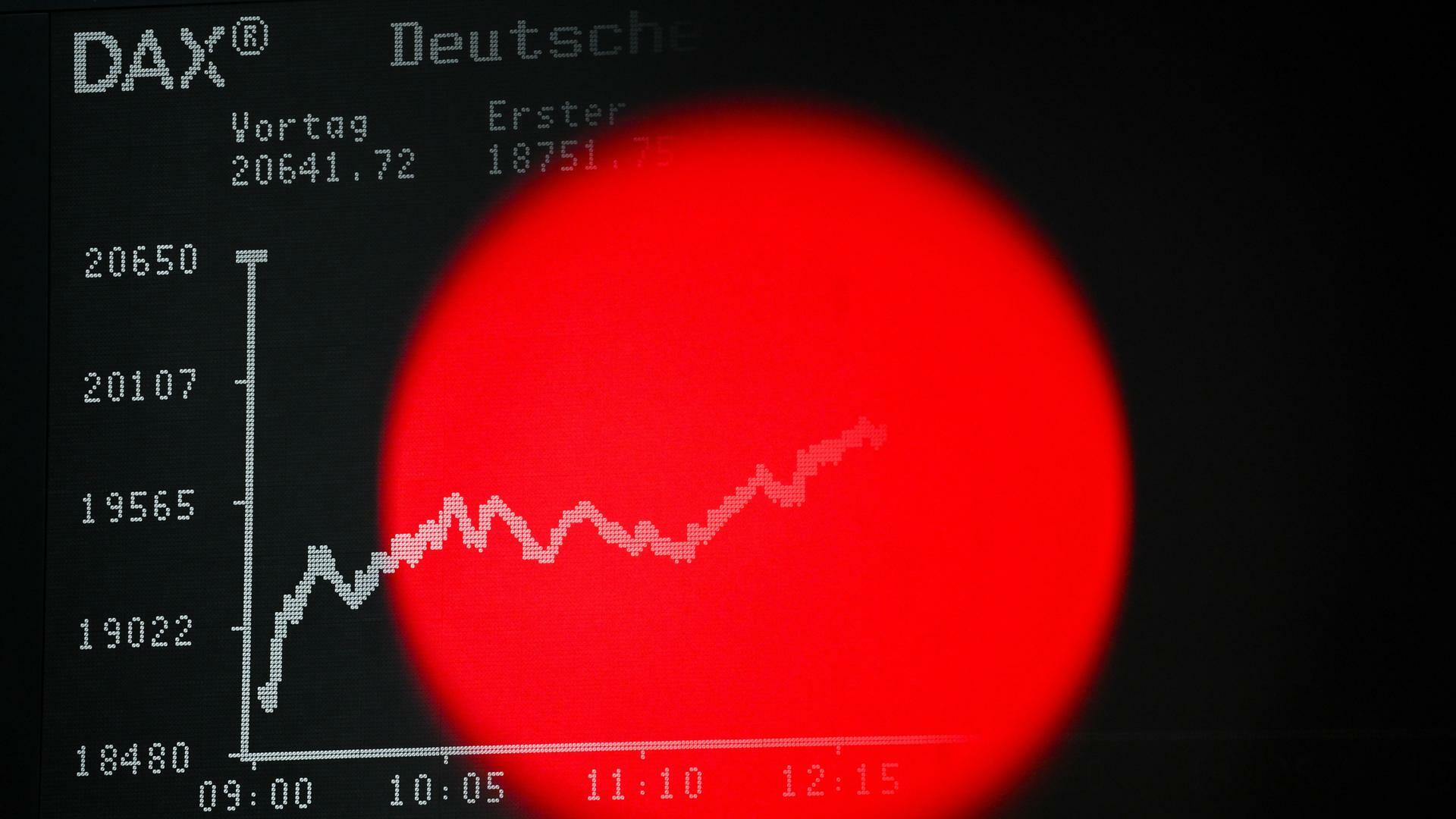 Vor der Anzeigetafel mit der Dax-Kurve ist im Handelssaal der Frankfurter Wertpapierbörse das Rotlicht einer TV-Kamera zu sehen. 