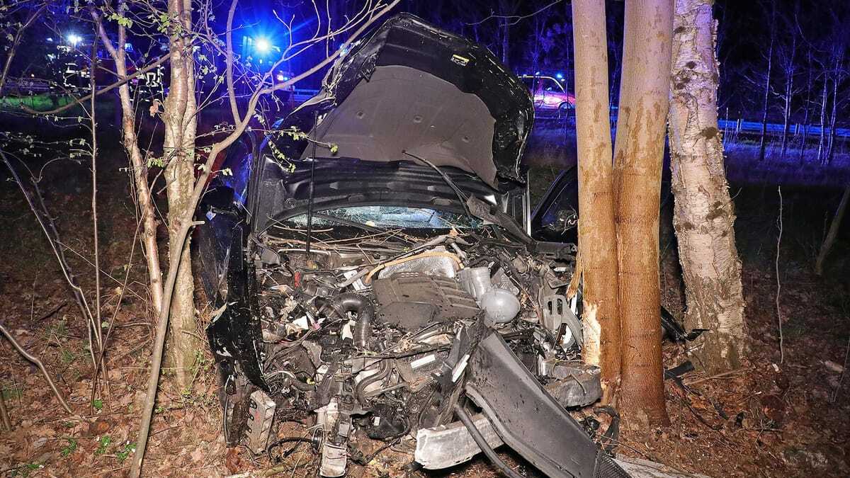 Schwerer Unfall auf der A4 – Audi kollidiert mit Baum
