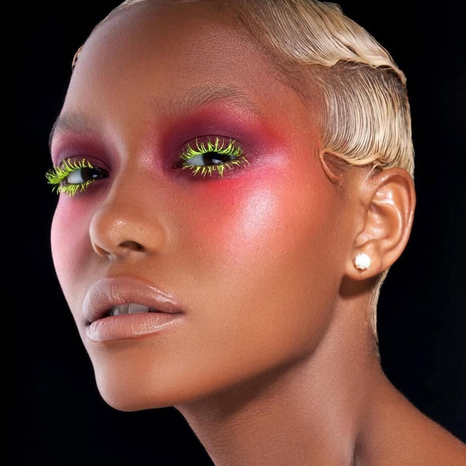 From Glossy Lips to Chrome Eyes: Y2K Beauty Trends That Returned From Glossy Lips to Chrome Eyes: Y2K Beauty Trends That Returned