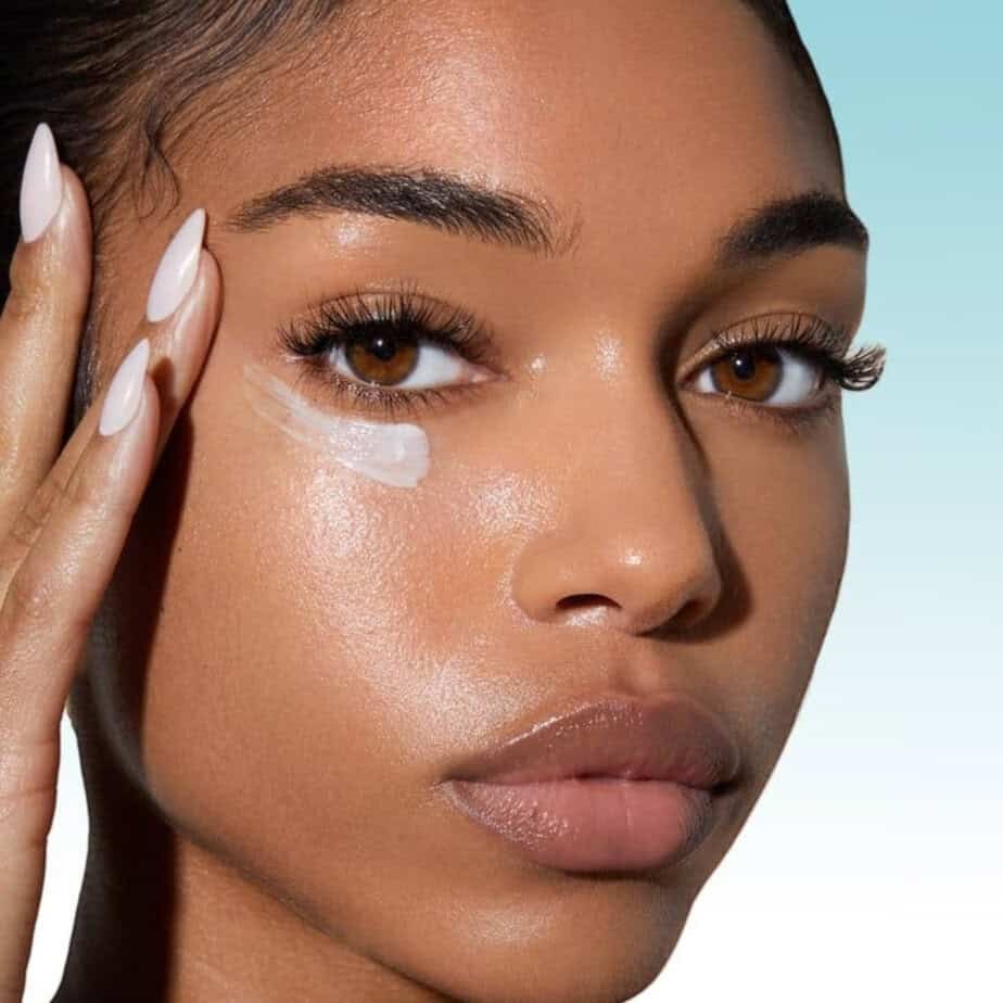 Some Common Mistakes That Age Your Skin Faster Than You Think