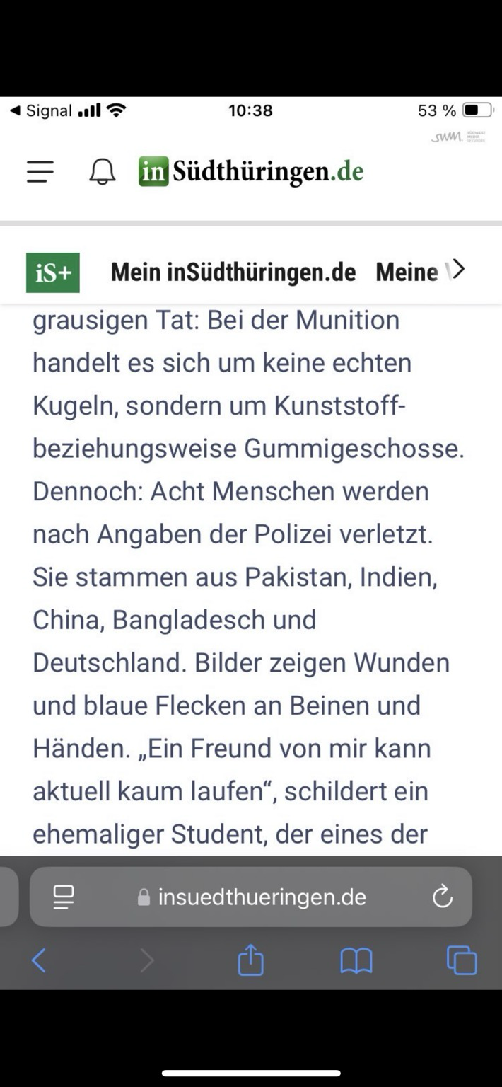 Screenshot Artikel: Bei der Munition handelt es sich um keine echten Kugeln, sondern um Kunststoff-beziehungsweise Gummigeschosse. Dennoch: Acht Menschen werden nach Angaben der Polizei verletzt. Sie stammen aus Pakistan, Indien, China, Bangladesch und Deutschland. Bilder zeigen Wunden und blaue Flecken an Beinen und Händen. „Ein Freund von mir kann aktuell kaum laufen", ", schildert ein ehemaliger Student,