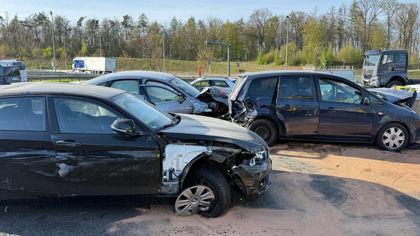 Auf der A3 bei Helmstadt im Landkreis Würzburg sind am Nachmittag 13 Menschen bei einer Massenkarambolage verletzt worden.
