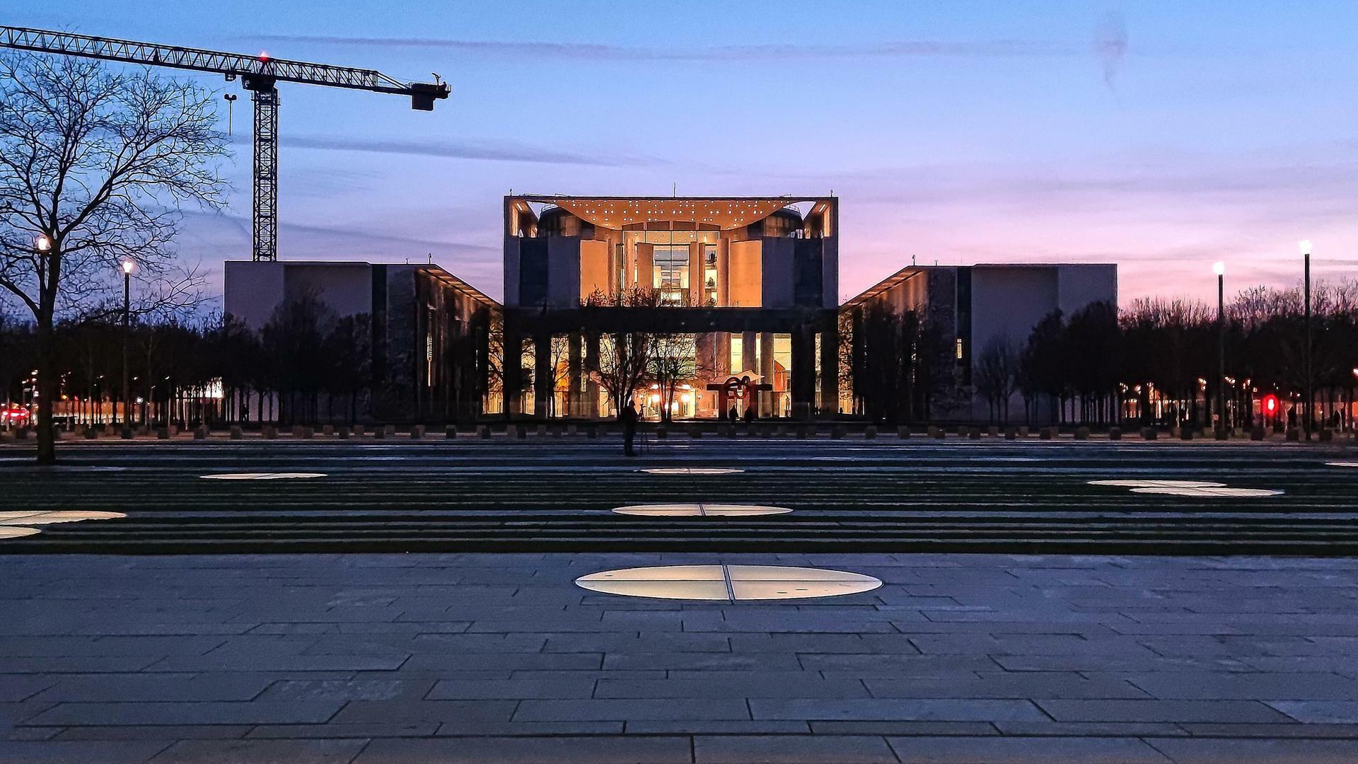 Bundeskanzleramt: Gebäudeansicht am Abend
